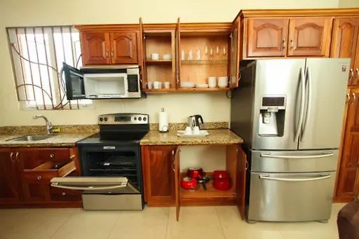 Luxury Penthouse Condo With Pool 킹스톤 0*,  자메이카