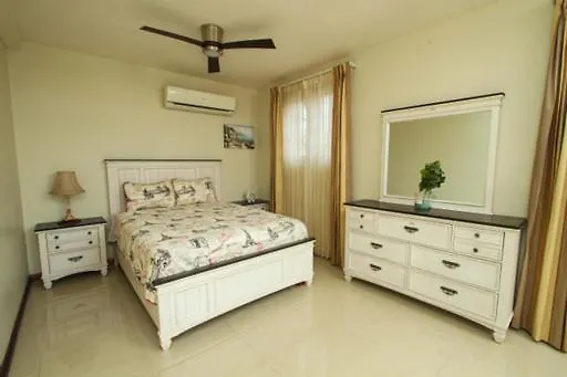Luxury Penthouse Condo With Pool 킹스톤