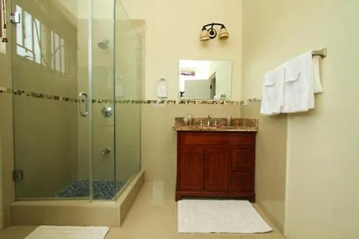 아파트 Luxury Penthouse Condo With Pool 킹스톤